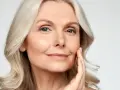 Podkład do cery dojrzałej: Ranking i porady jak odjąć lat