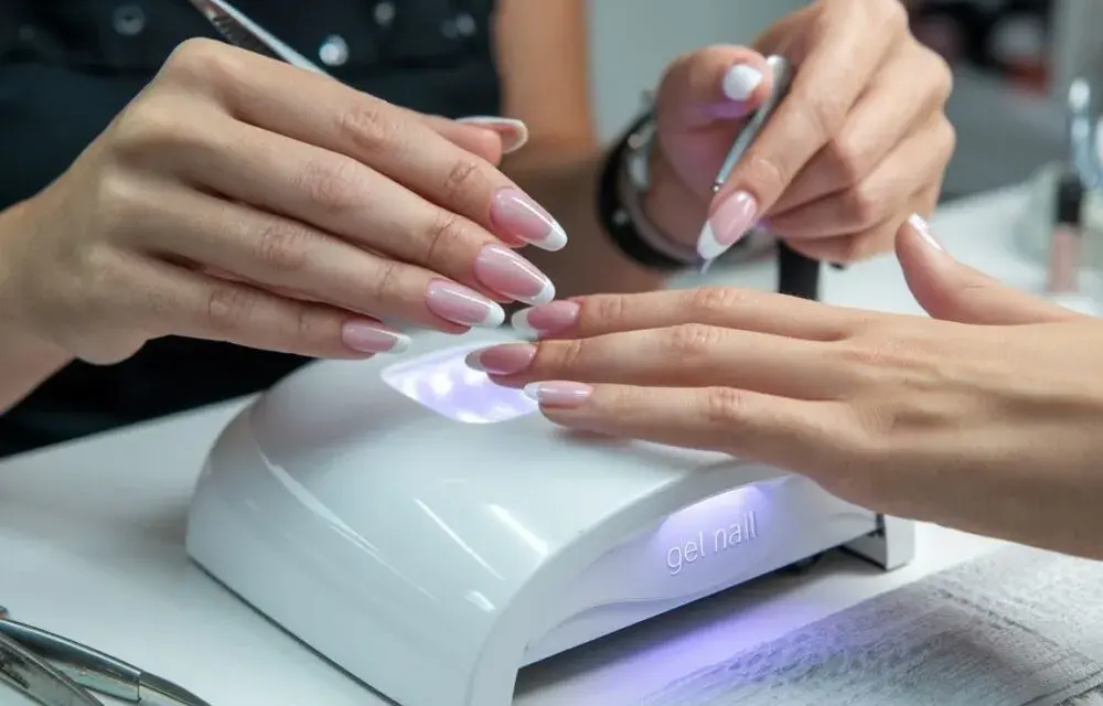Manicure żelowy w domu: Niezbędnik dla początkujących (lista)