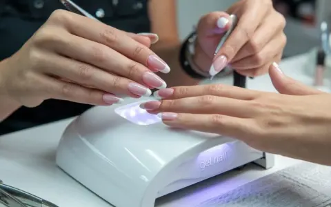 Manicure żelowy w domu: Niezbędnik dla początkujących (lista)