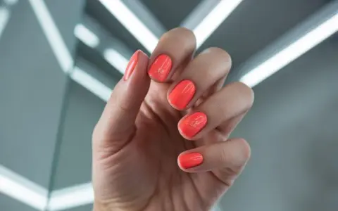 Jak szybko schnie lakier? Sprawdzone sposoby na idealny manicure
