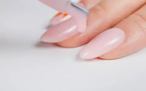 Co pod żel na paznokcie? Kluczowe kroki do trwałej stylizacji
