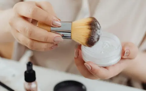 Puder do cery suchej: Ranking i porady, jak wybrać idealny produkt