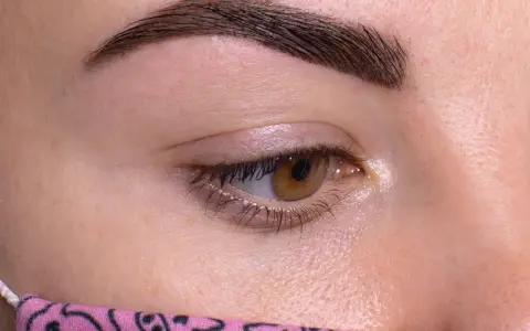 Henna brwi: przewodnik po zabiegu, efektach i pielęgnacji