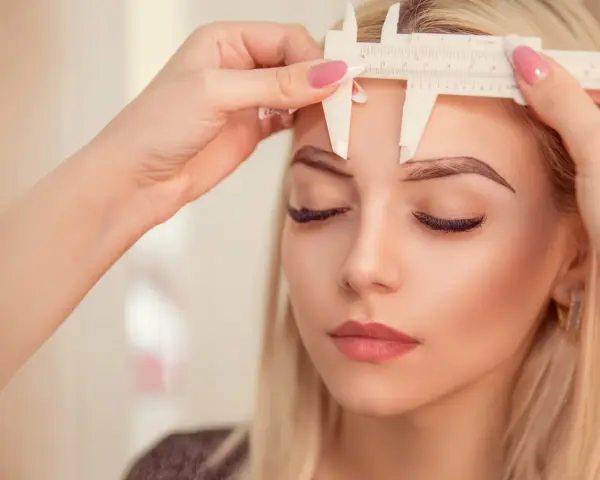 Precyzyjne pomiary przed zabiegiem henny pudrowej. Dowiedz się, ile kosztuje henna pudrowa i jak uzyskać idealne brwi.