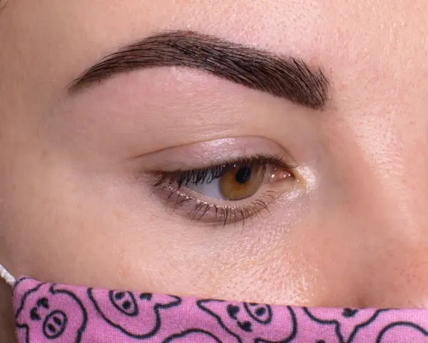 Henna brwi: przewodnik po zabiegu, efektach i pielęgnacji