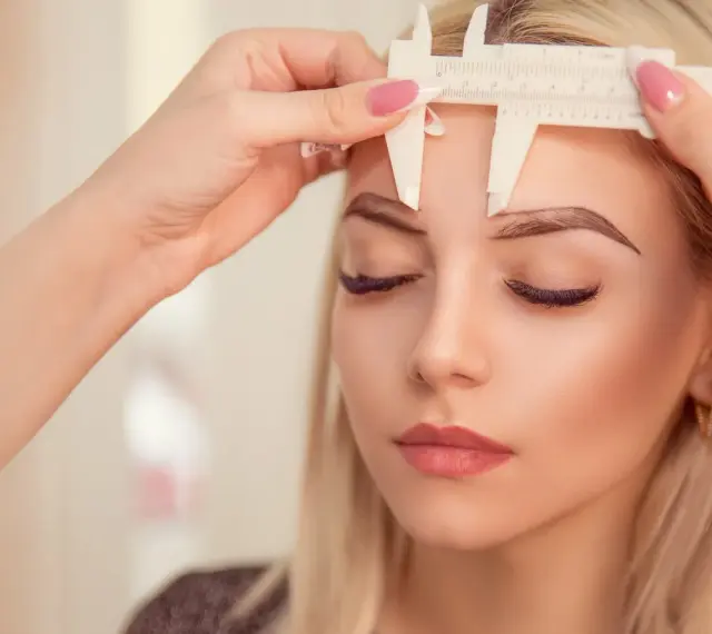 Precyzyjne pomiary przed zabiegiem henny pudrowej. Dowiedz się, ile kosztuje henna pudrowa i jak uzyskać idealne brwi.