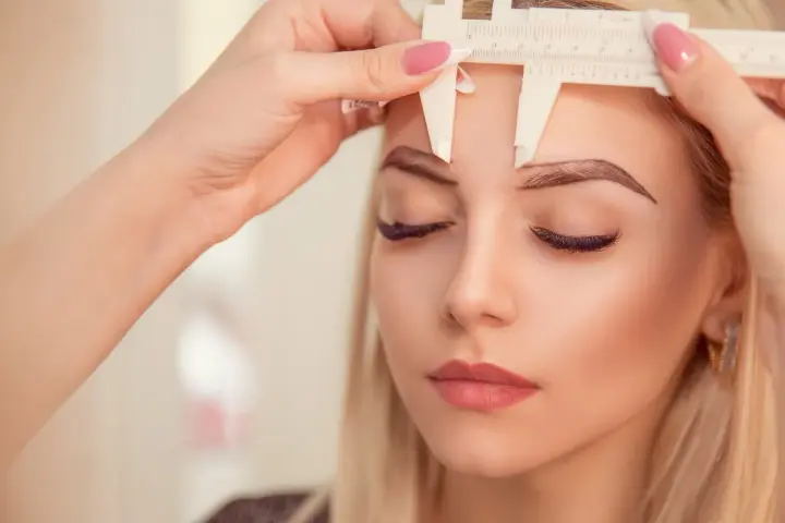 Precyzyjne pomiary przed zabiegiem henny pudrowej. Dowiedz się, ile kosztuje henna pudrowa i jak uzyskać idealne brwi.