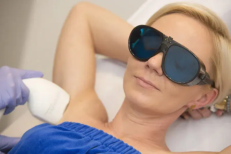 Zdjęcie Depilacja laserowa: Czy boli? Sprawdź, jak zminimalizować b&oacute;l